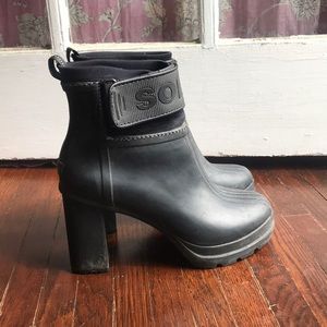 Rubber Sorel ankle booties